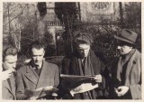 Iš kairės: poetas Henrikas Nagys, Adomas Germanavičius, Vytautas Janavičius ir Marius Katiliškis.
Zinaidos Katiliškienės - poetės Liūnės Sutemos dovanotas fotografijų, liudijančių rašytojo Mariaus Katiliškio gyvenimo ir kūrybos kelią, rinkinys.Naudojimo teisių informacija: Pasvalio Mariaus Katiliškio viešoji biblioteka